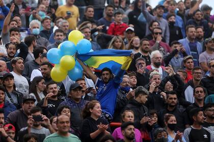 Hinchas "neutrales" con los colores de Boca en las tribunas del estadio José María Minella, de Mar del Plata