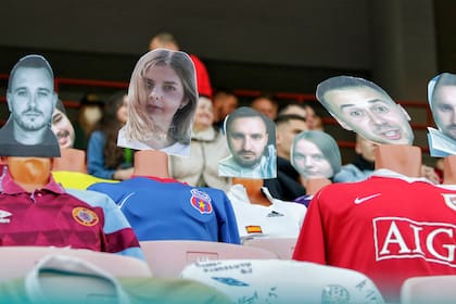Hinchas pagan entradas por Internet y fotos de sus caras están sobre los maniquíes mientras se desarrollan los partidos de Dinamo Brest.