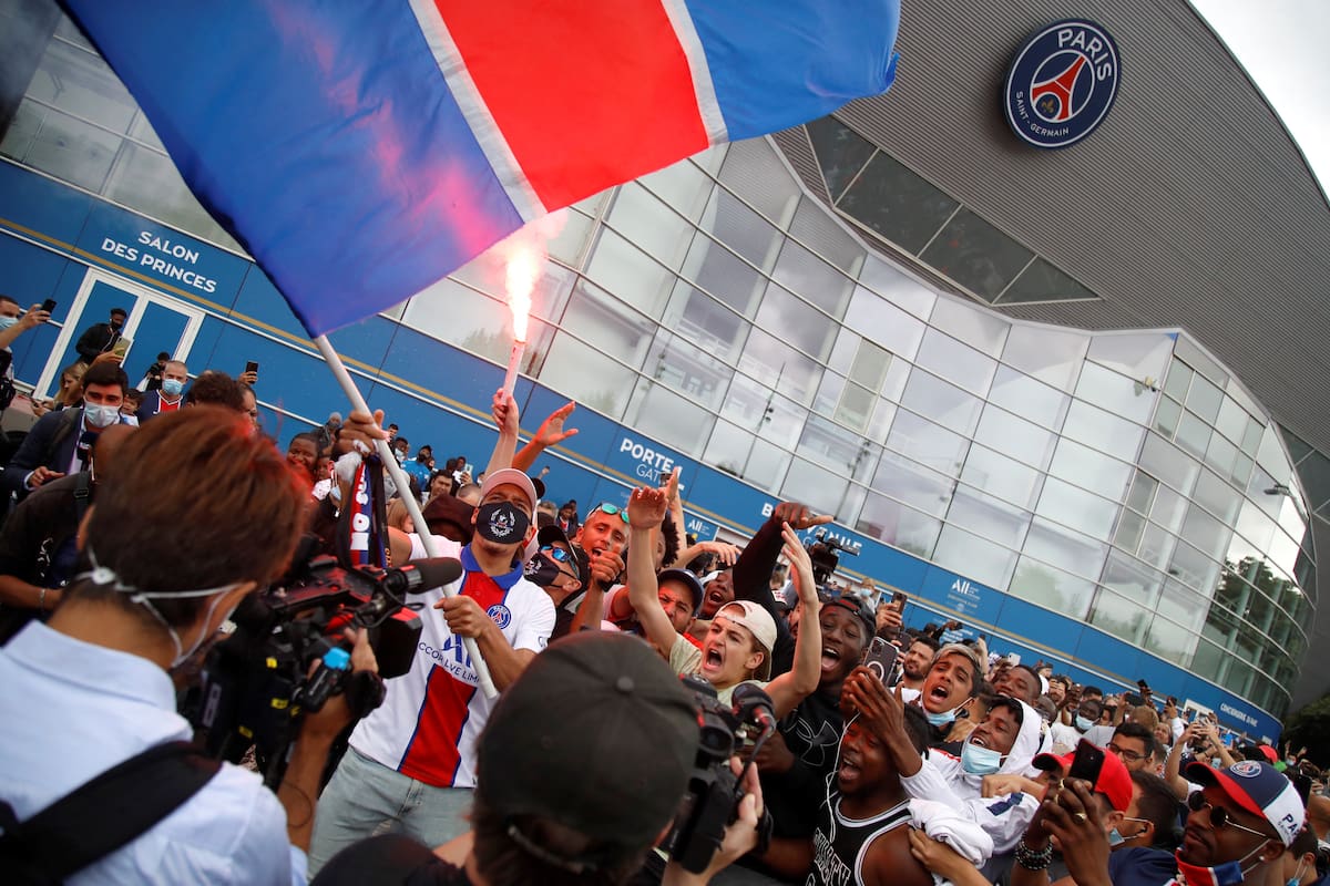 Hinchas se reúnen frente al estadio Parque de los Príncipes para esperar la llegada de Lionel Messi, el nuevo astro de Paris Saint-Germain.