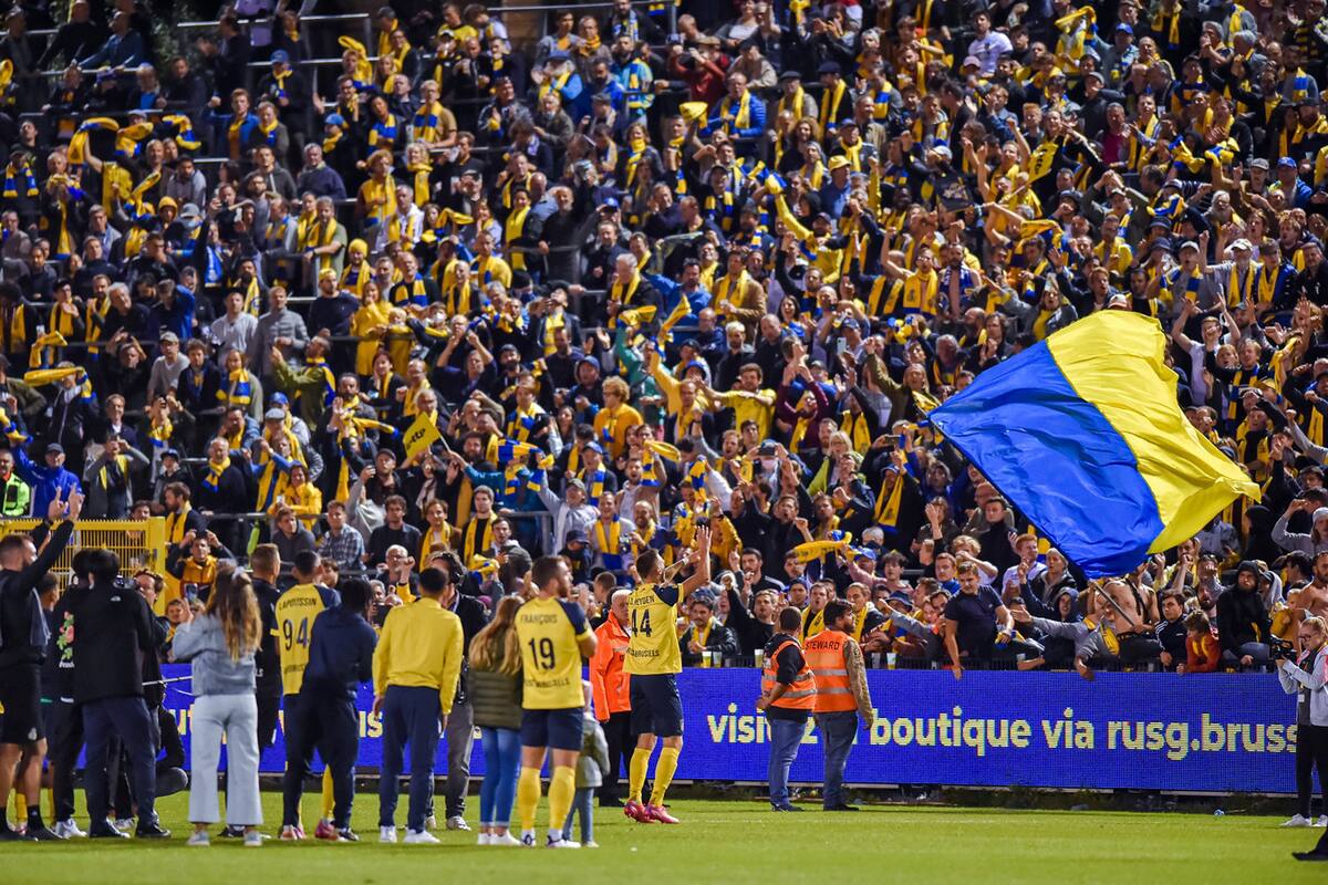 Hinchas y jugadores, una combinación perfecta que hace ejemplar al Royale Union Saint-Gilloise, líder del torneo belga de fútbol