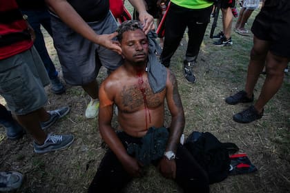 Hinchas y policía chocan en aeropuerto de Río durante la salida de Flamengo a la final de la Liberta