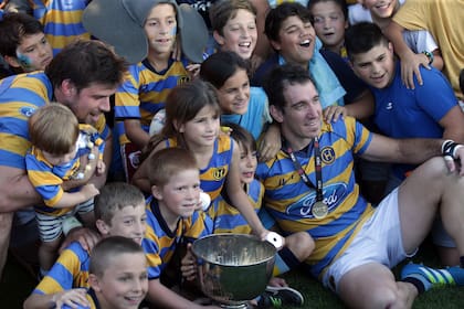Hindú de festejo, un clásico de este siglo; a los 32 años, Santiago Fernández, el capitán y goleador, ganó por primera vez en Don Torcuato un torneo.