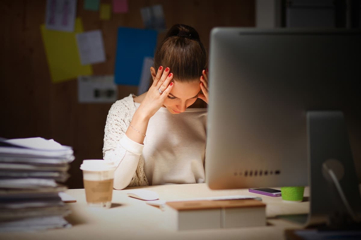 Hiperconectados en todo momento, rápidos para trabajar pero con salarios bajos, se declaran cansados ya en los inicios de su vida laboral