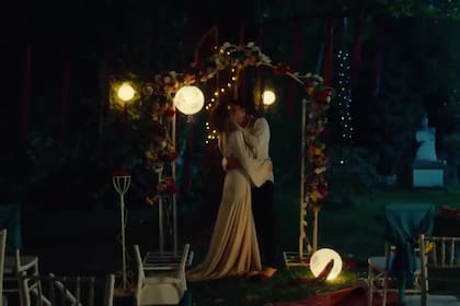"Hipnotizados", el videoclip de la canción de la China Suárez y Rusherking
