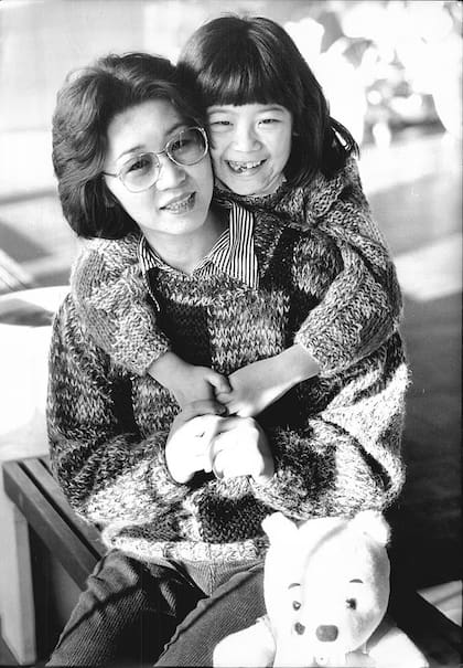 Hiroko Yoshizaki y su hija Mikiko, de ocho años, fueron dos de las cuatro sobrevivientes (Archivo)