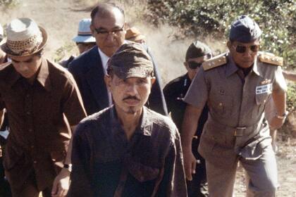 Hiroo Onoda, en primer plano, cuando dejó la isla de Lubang tras 30 años, el 11 de marzo de 1974