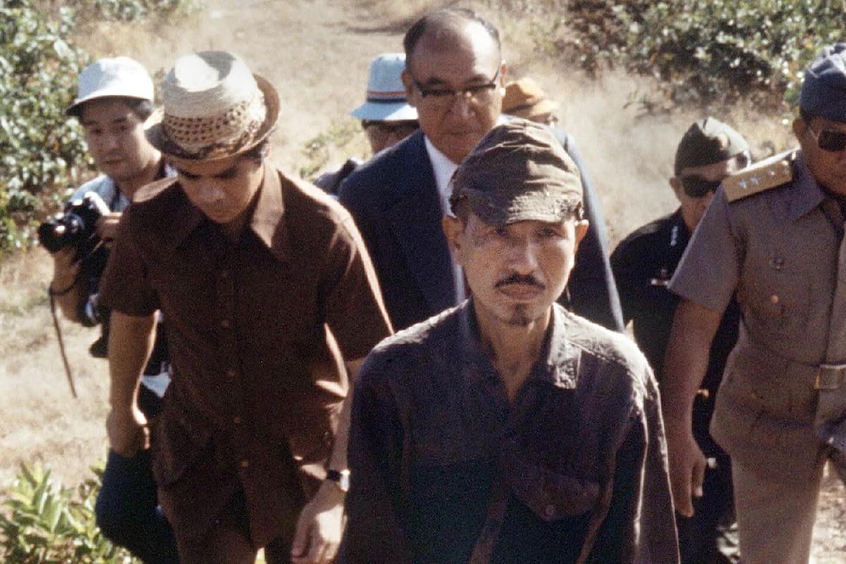 Hiroo Onoda, en primer plano, cuando dejó la isla de Lubang tras 30 años, el 11 de marzo de 1974
