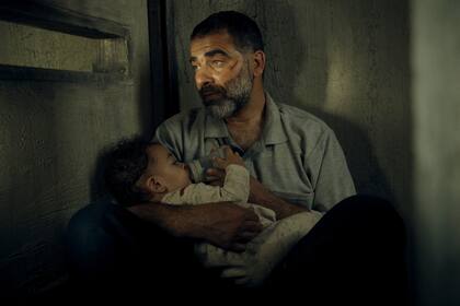 Hisham Suleiman interpreta a Ayub, un inmigrante palestino, víctima de la organización terrorista