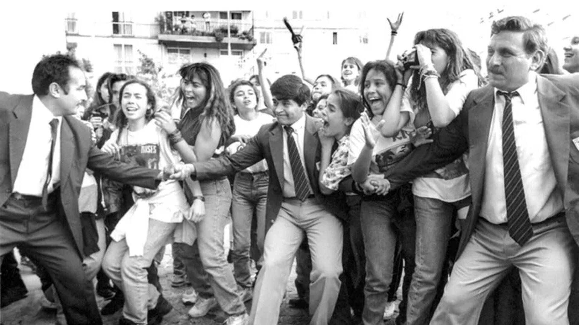 Histeria entre las fanáticas de los Guns N' Roses en la puerta del hotel Hyatt