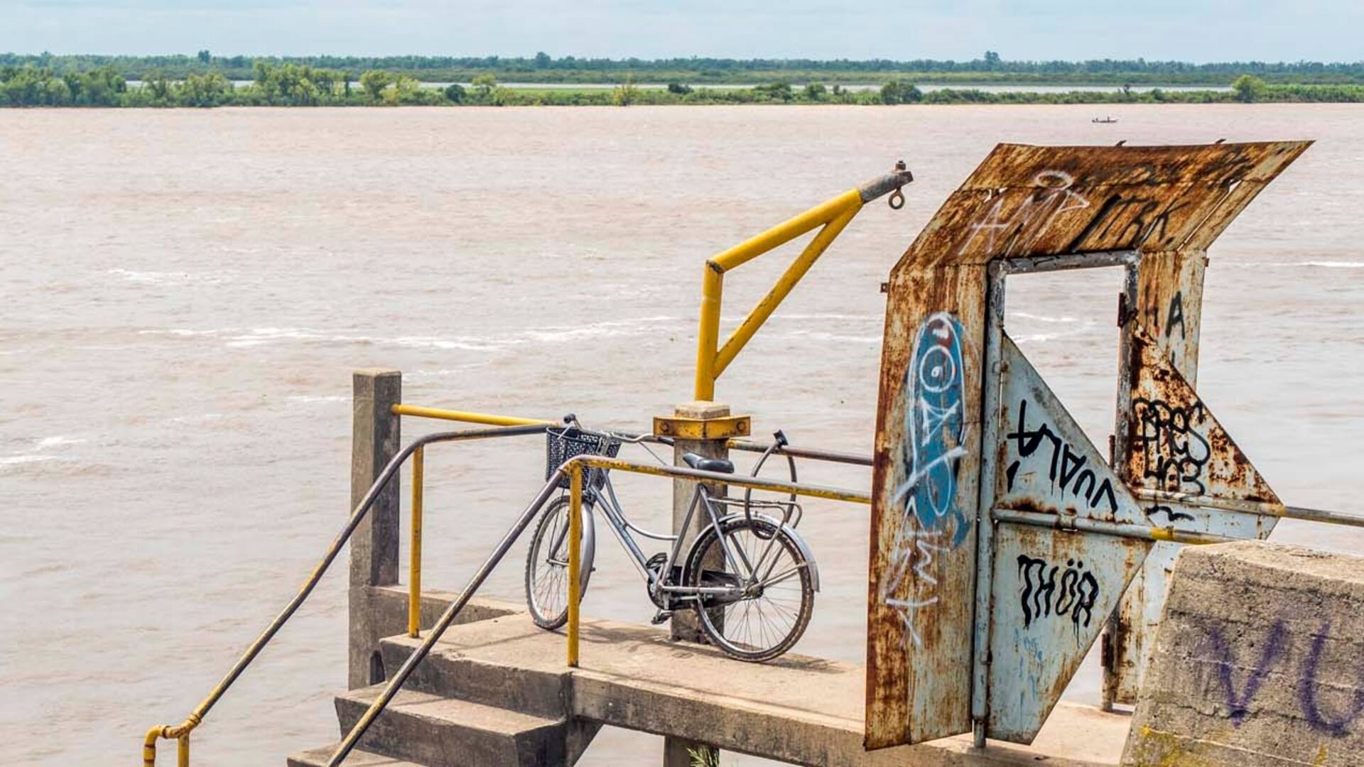 Las aguas del Paraná bajo el puente Rosario-Victoria.