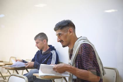 Cuando fue detenido, no tenía oficio y había dejado la escuela. Pero dentro de los presidios aprobó más de 20 materias de sociología, aprendió a tocar instrumentos musicales y a editar material audiovisual