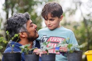 Historias de adopcion para Comunidad.
Hector y su hijo adoptivo Miguel en el patio de su casa de la Localidad de Glew.