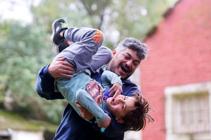 Héctor quiere contar su historia con Miguel para mostrar que es posible, que es rápido adoptar en Argentina si hay disponibilidad adoptiva y se piensa en los niños que esperan una familia