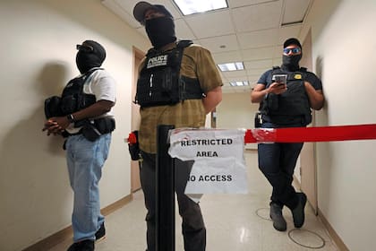 Históricamente, hospitales, escuelas, clínicas e iglesias eran considerados espacios protegidos frente a operativos del ICE