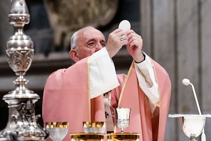 El "secreto pontificio" se refiere a la confidencialidad en el manejo judicial de los casos de abusos sexuales por parte de sacerdotes y otros delitos graves de este tipo