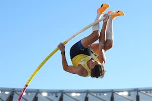 Histórico: el sueco Armand Duplantis, de 22 años, saltó 6,21 metros y superó todas las marcas en el Mundial de Atletismo de Oregon.