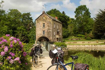Histórico molino harinero en St, Grégoire, sobre el canal s''Ille-et-Rance en Francia.