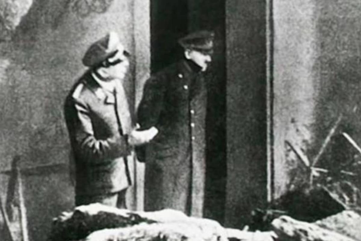 Hitler en la puerta de acceso a su búnker en Berlín, en 1945; sería una de las últimas fotos que le tomaron con vida