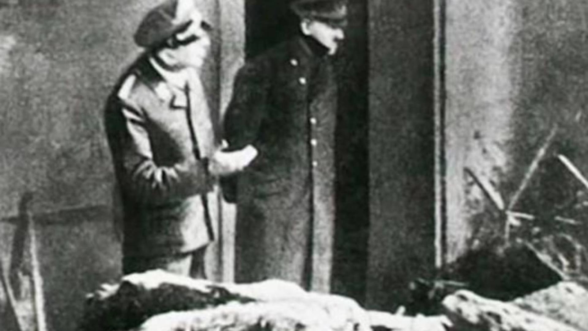 Hitler en la puerta de acceso a su búnker en Berlín, en 1945; sería una de las últimas fotos que le tomaron con vida