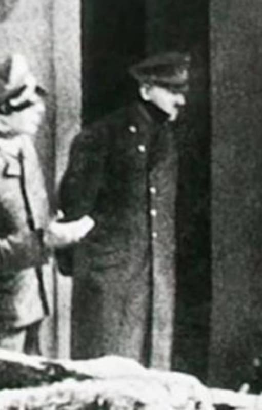 Hitler en la puerta de acceso a su búnker en Berlín, en 1945; sería una de las últimas fotos que le tomaron con vida