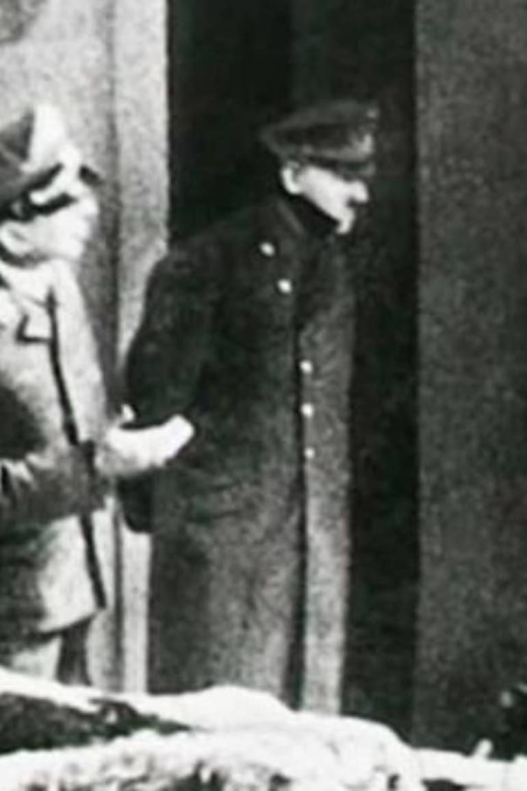 Hitler en la puerta de acceso a su búnker en Berlín, en 1945; sería una de las últimas fotos que le tomaron con vida