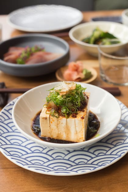 Hiyayakko tofu frío, oroshi de nabo y verdeo.