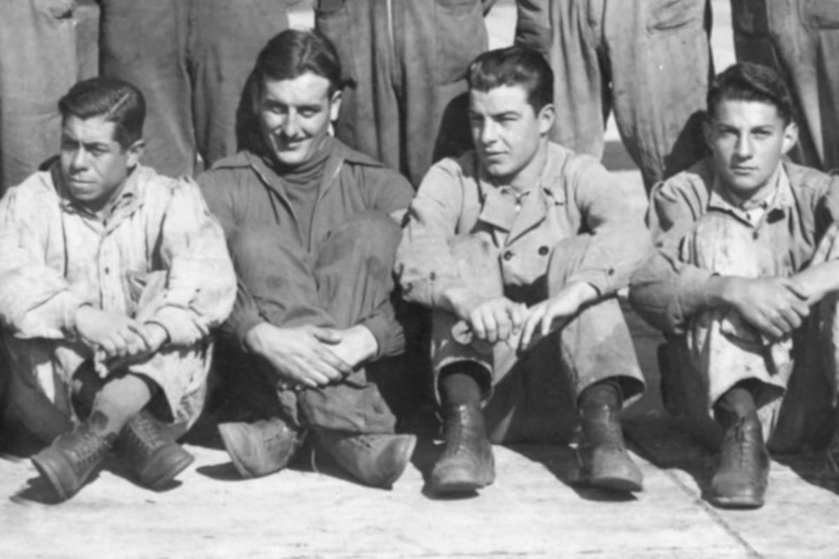 Hizo el servicio militar en la Fuerza Aérea, fue destinado a Córdoba. Aquí, en El Palomar, Arlt es el último de la derecha.
