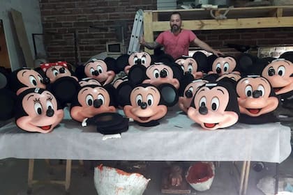 Damián Borrajo empezó a hacer reproducciones del mítico ratón y encontró el éxito. Ahora, vende todos los personajes de Disney por Ebay y Alibaba.
