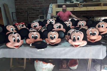 Hizo la máscara de Mickey "más fea del mundo" y hoy vende a todo el mundo