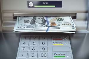 Hizo un depósito en su cuenta, recibió dólares por error y generó polémica con su decisión (Imagen ilustrativa)