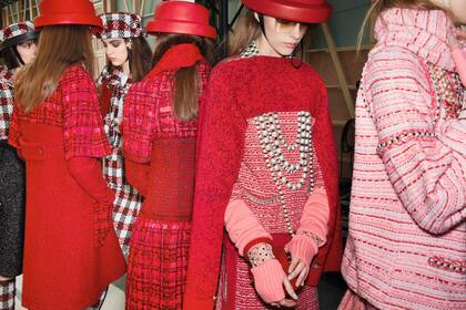 Hizo volver a usar el tweed, como se vio en su prêt-à-porter otoño invierno 2016/17