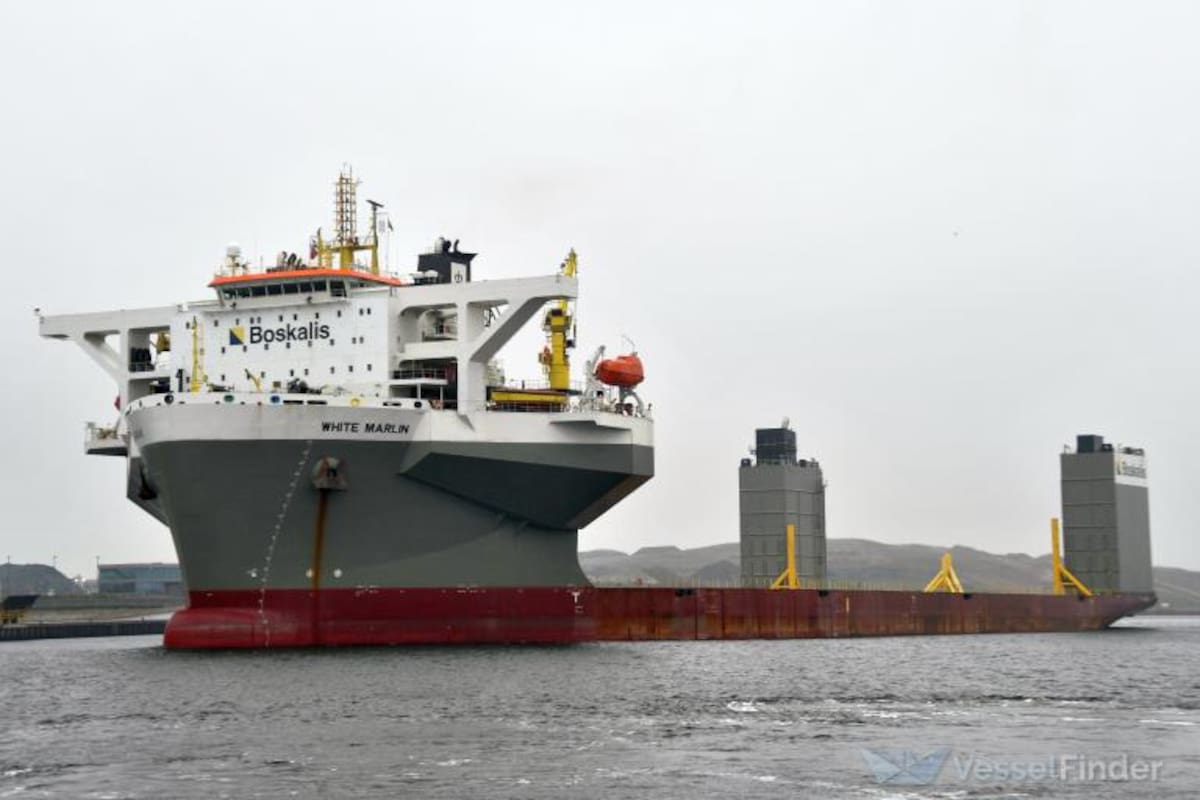 HL White Marlin, uno de los mayores buques semisumergibles de transporte pesado del mundo, arribó el domingo al país y quedó fondeado en la boya 17, frente a Bahía Blanca; sobre su cubierta trasladó las embarcaciones que participarán de la construcción de la terminal offshore VMOS en Río Negro