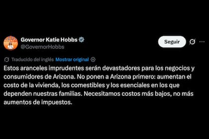 Hobbs sostuvo que las medidas encarecerán la vivienda, los alimentos y otros productos esenciales en Arizona