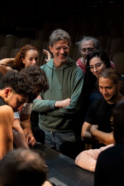 Hochman rodeado del elenco de la ópera circo, jóvenes del ISA del Teatro Colón y de la Universidad de San Martín