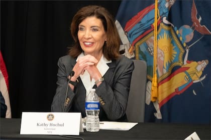 Hochul afirmó que permitir que los oficiales actúen con el rostro cubierto no mejora la seguridad pública
