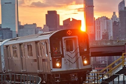 Hochul anuncia un plan para mejorar la conexión de transporte en un área de Nueva York