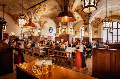 Hofbrauhaus Munich, el típico salón cervecero visitado tanto por locales como por turistas.