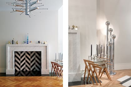 Hogar con trama ‘espina de pescado’ en mármol negro Marquina y Carrara. Sobre las tres mesas nido (SoyMiCasa), candelabros modulables de los años 60 (Stoff/ Nagel).