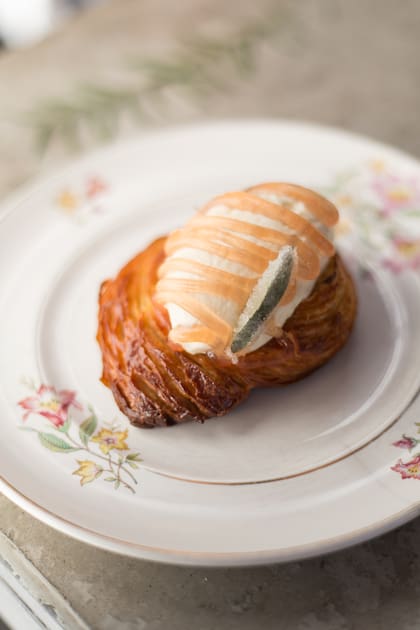 Hojaldre, crema de mascarpone, gel de higos y eucalipto, salvia cristalizada.