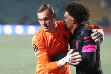 Hojlund anota 2 veces y Manchester United supera 2-1 a Viktoria Pilsen, Tottenham empata 1-1