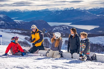 Una “tribu” en acción. La primera vez que Facundo pisó las nieves de Chapelco fue en 1984 y tenía casi la misma edad que tienen hoy sus hijos.