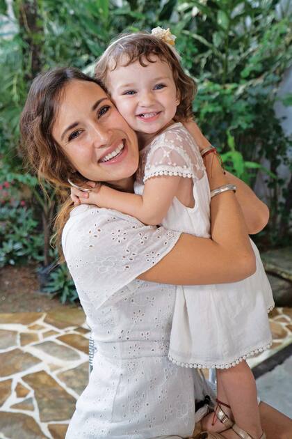 Camila Cavallo, que también es modelo, posa con la pequeña Alma, que a raíz de esta experiencia se sumó al staff de la reconocida marca de ropa para chicos
