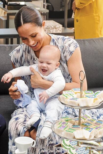 Meghan, con su hjo Archie en brazos, en una de las paradas durante su viaje a África.