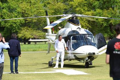 De punta en blanco, Cristiano Rattazzi llegó a Ellerstina en un helicóptero Agusta Westland 109 A MKII.