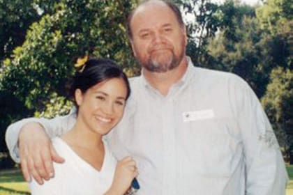 Meghan de chica junto a su padre, Thomas Markle (arriba, izquierda), quien hizo pública una carta privada enviada por su hija días después de su boda. Los duques emprendieron acciones legales contra el medio de comunicación que la publicó.