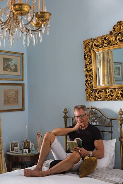 En una de las mesas de luz, Ricardo atesora fotografías antiguas de su familia y figuras religiosas, a las que le reza. “En los últimos años me aferré a Jesús y San Francisco de Asís, con quien me siento identificado en el amor por los animales”, cuenta.