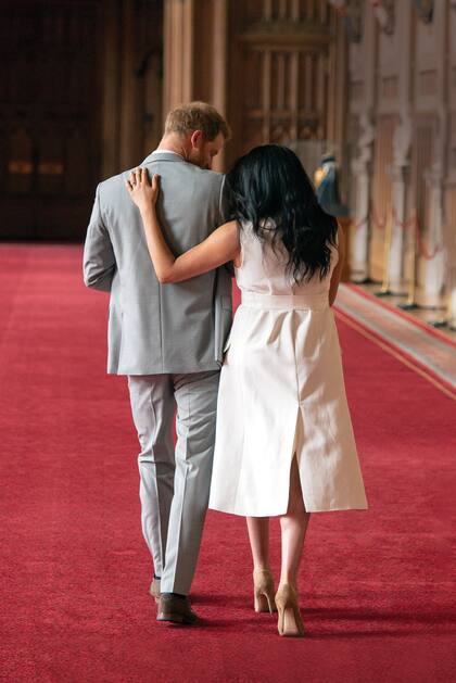 La imagen de un día inolvidable: la presentación al mundo de su hijo, Archie. Dos días después de su nacimiento, el pasado 6 de mayo, los felices padres se reunían con la prensa en el Castillo de Windsor, para mostrar emocionados a su primer hijo.