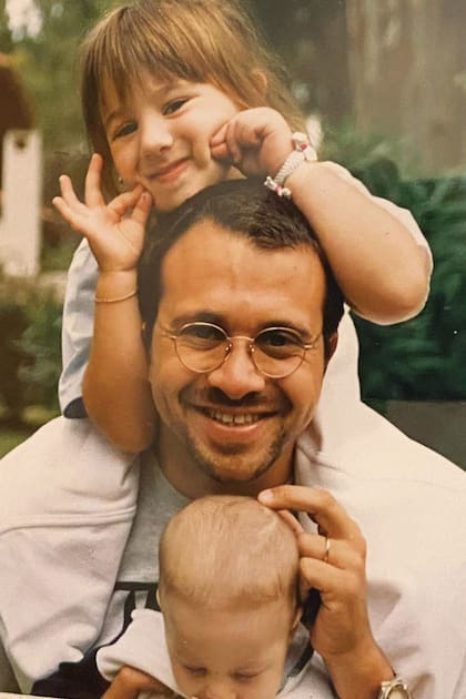 De chica junto a su papá.