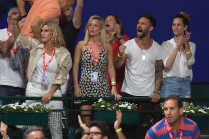 A pura emoción en el palco familiar: Silvana (la mamá), Eugenia, Matías y Natalí (dos de los hermanos del tenista) celebran la victoria del Peque