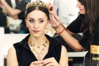 Últimos retoques de pelo y maquillaje.